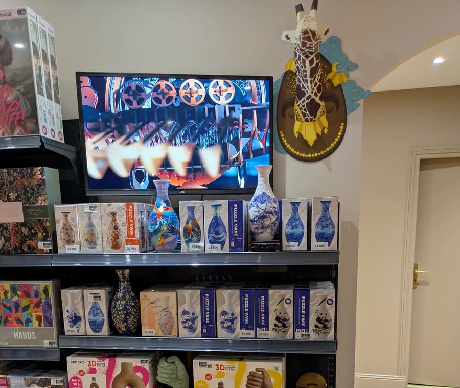 Détail des produits créatifs et démonstrations en boutique Assemblez-Moi